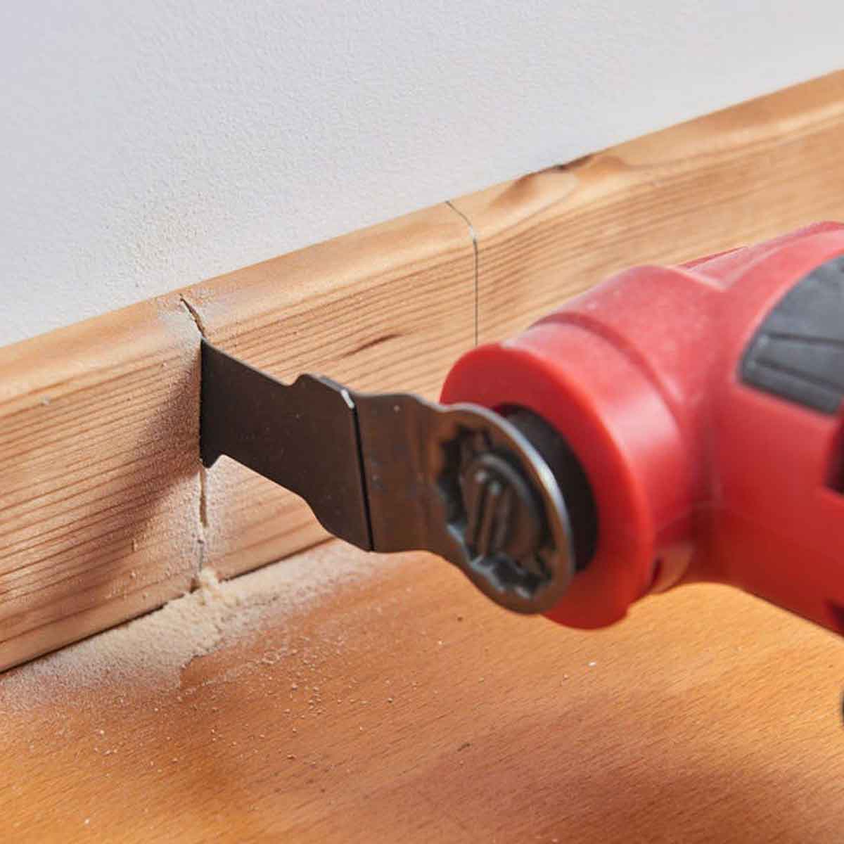 Milwaukee M18FMT-0 18V Fuel Brushless Multi Tool with 1 x 2.0Ah Battery & Charger