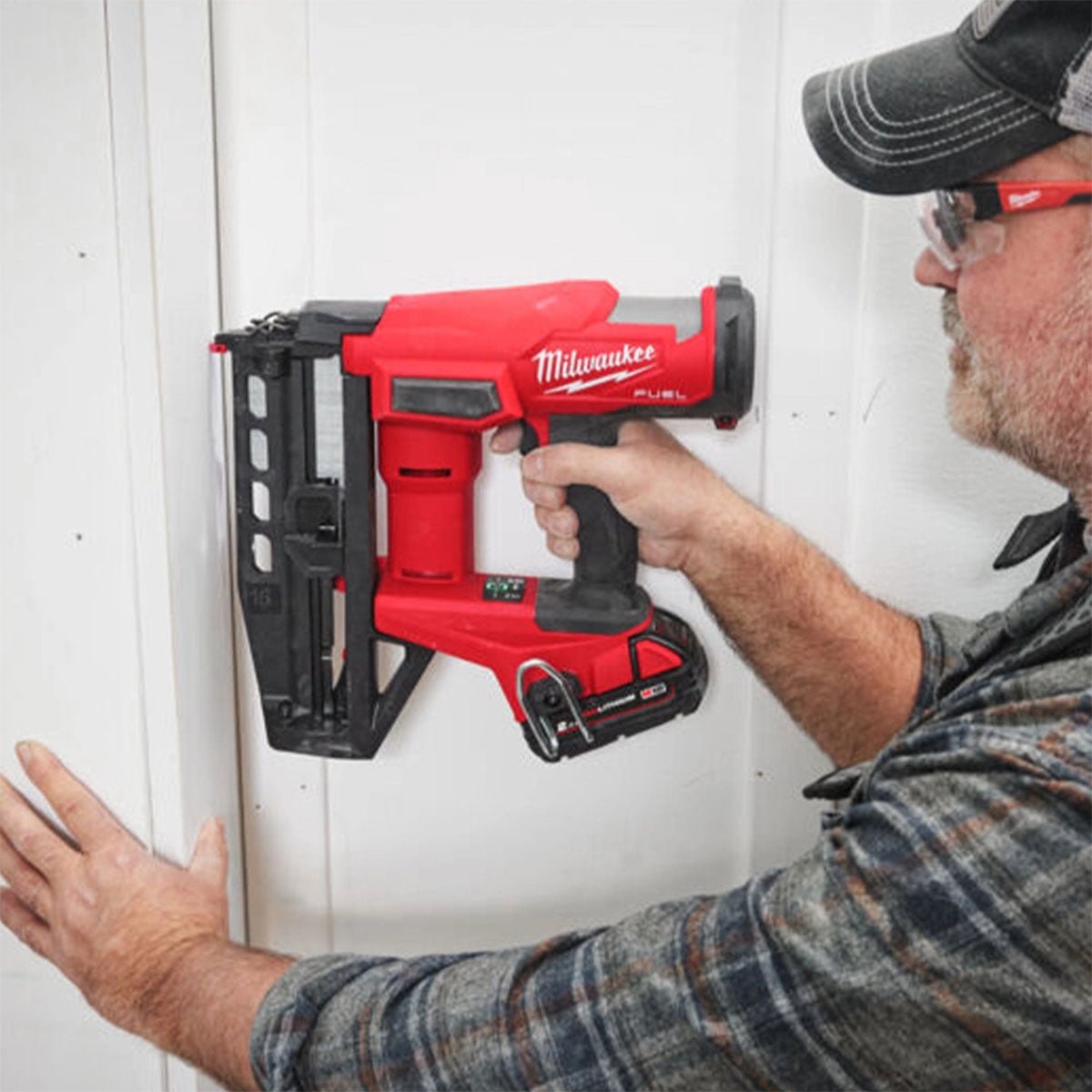 Milwaukee M18FN16GS-0X 18V Fuel Brushless 16G Straight Finish Nailer with 1 x 5.5Ah Battery Charger & Case