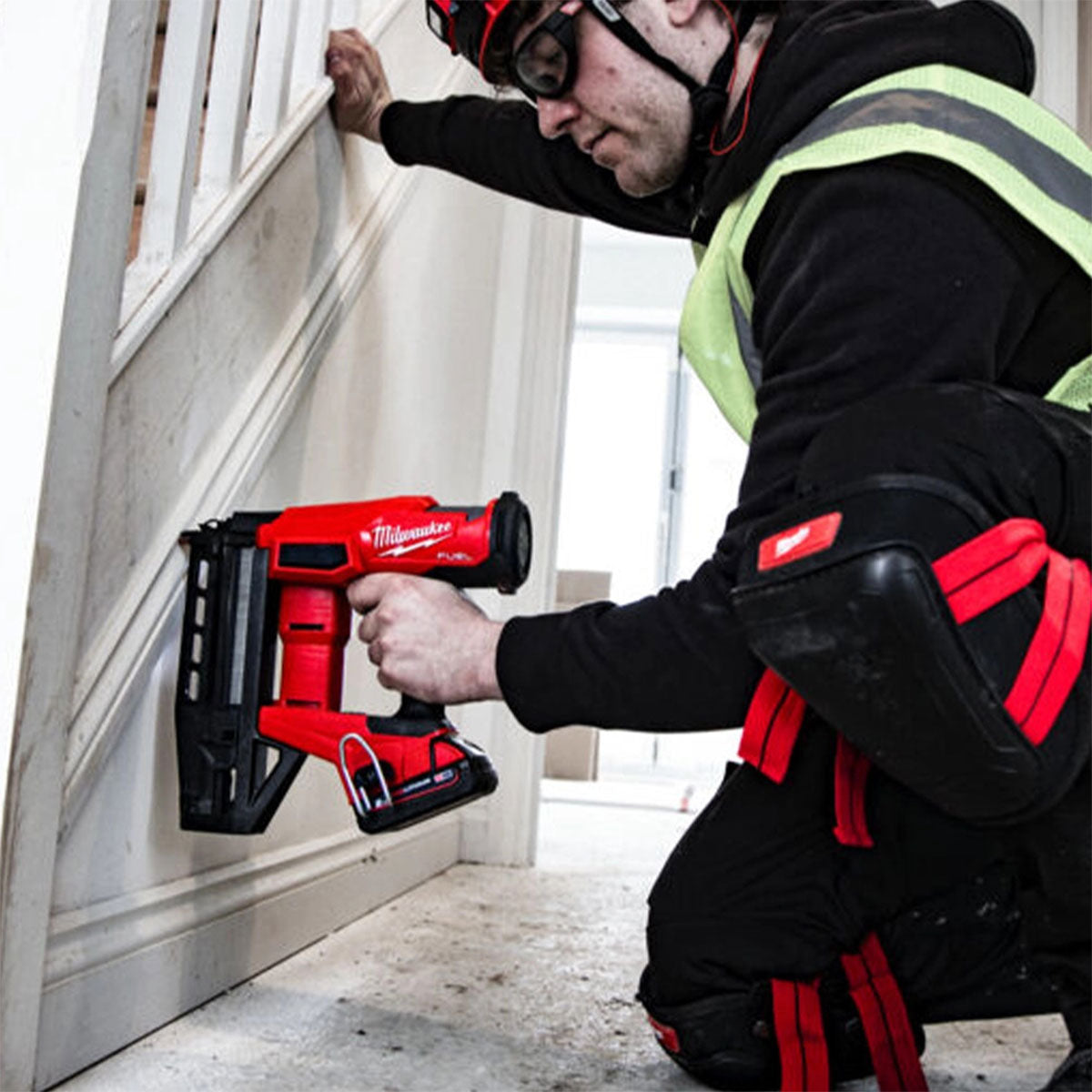 Milwaukee M18FN16GS-0X 18V Fuel Brushless 16G Straight Finish Nailer with 1 x 5.5Ah Battery Charger & Case